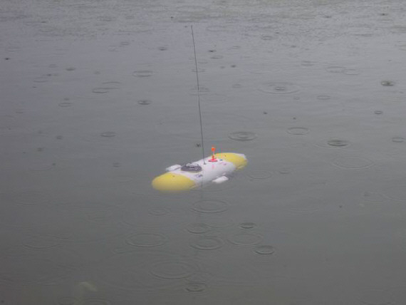 Die Alu befindet sich mit ihrer Kuppel bereits an der Wasseroberfläche