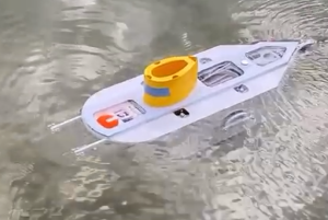 Das RC-U-Boot 'SubMarine'-Version August 2026 bei ruhiger Fahrt &uuml;ber und unter Wasser