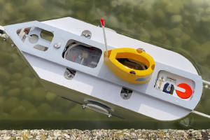 Das RC-U-Boot 'SubMarine'-Version August 2026 gefangen in der Oberfl&auml;chenspannung des Wassers