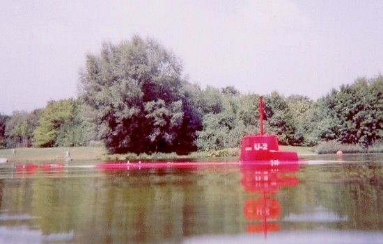 Fertig zum dynamischen Tauchen - nur noch der Turm schaut aus dem Wasser